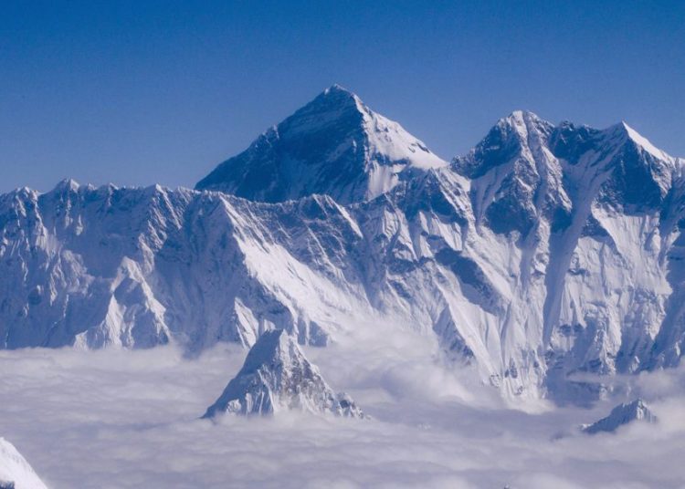 Gigantesca masa de hielo bloquea la ruta al Everest