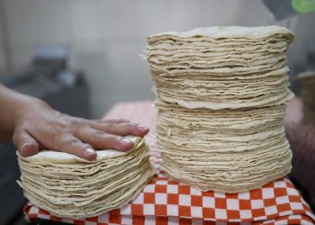 Autoridades mexicanas descartan alza en precio de la tortilla y piden frenar rumores