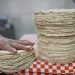 Autoridades mexicanas descartan alza en precio de la tortilla y piden frenar rumores