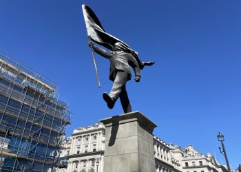 Aparece en Londres supuesta estatua de Banksy