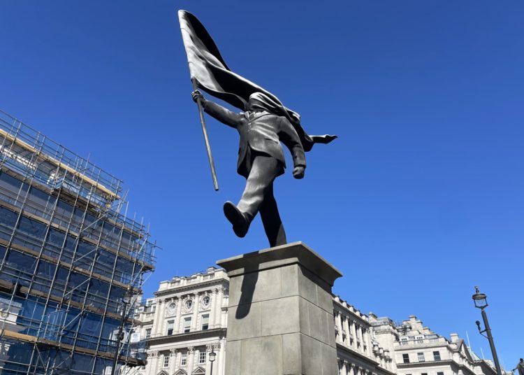 Aparece en Londres supuesta estatua de Banksy