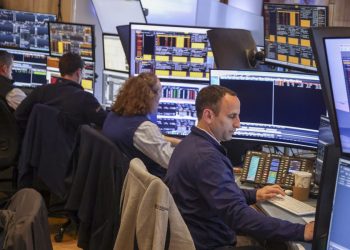 Petróleo de Texas cae 12% tras reapertura de Ormuz