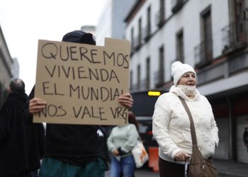 Manifestantes irrumpen en Congreso de la CDMX
