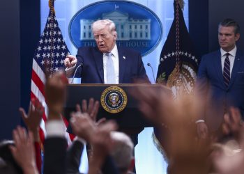 Trump da dos semanas a Irán para reabrir Ormuz y anuncia un alto el fuego