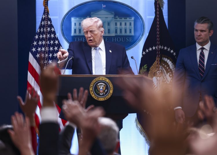 Trump da dos semanas a Irán para reabrir Ormuz y anuncia un alto el fuego