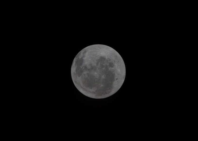 La NASA publica foto de la cara oculta de la Luna tomada por la misión Artemis II