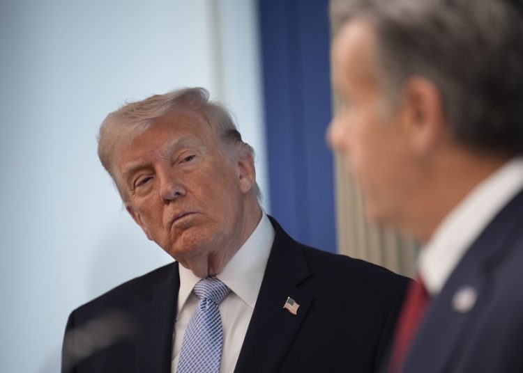 Trump insiste en sus amenazas sobra Irán, pero mantiene la incertidumbre