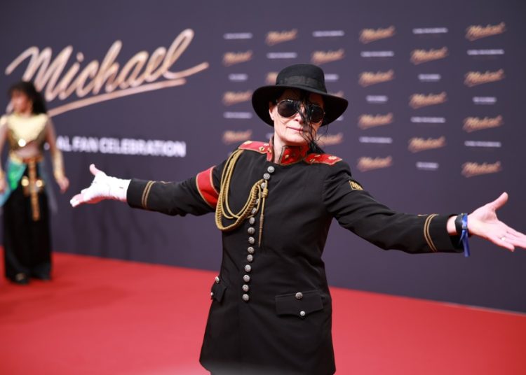 Español y guante brillan en alfombra de biopic de Michael Jackson
