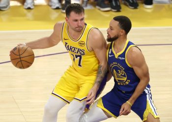 Curry y Doncic encabezan la lista de camisetas más vendidas de la NBA