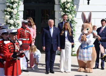 Donald Trump recibe a niños en evento de Pascua