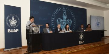 BUAP entrega constancias de capacitación a servidores públicos