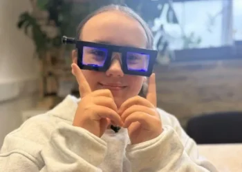 Niña inventa lentes para la dislexia