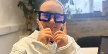Niña inventa lentes para la dislexia