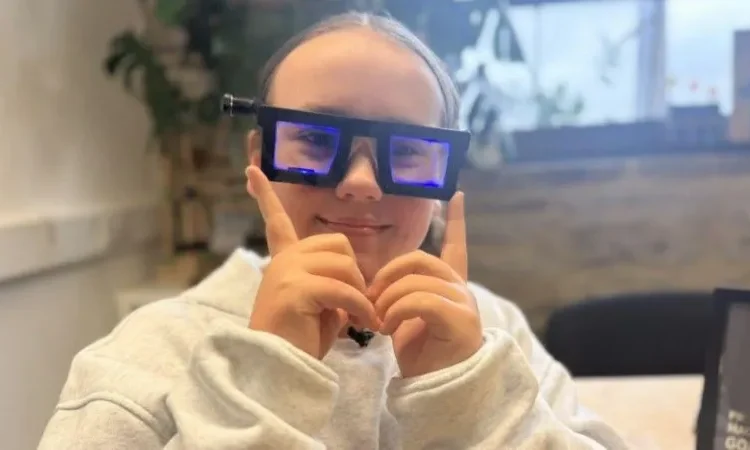 Niña inventa lentes para la dislexia