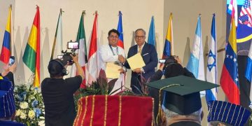 Poblano firma convenio internacional