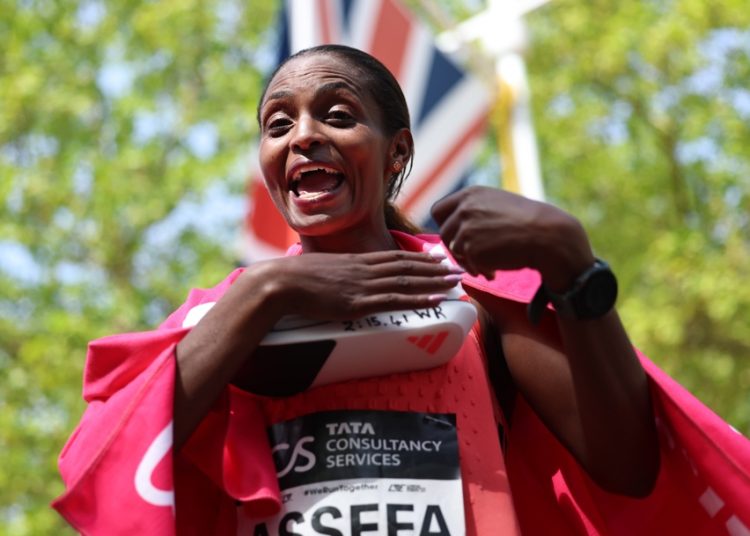 Etíope Tigst Assefa gana maratón de Londres con nuevo récord mundial