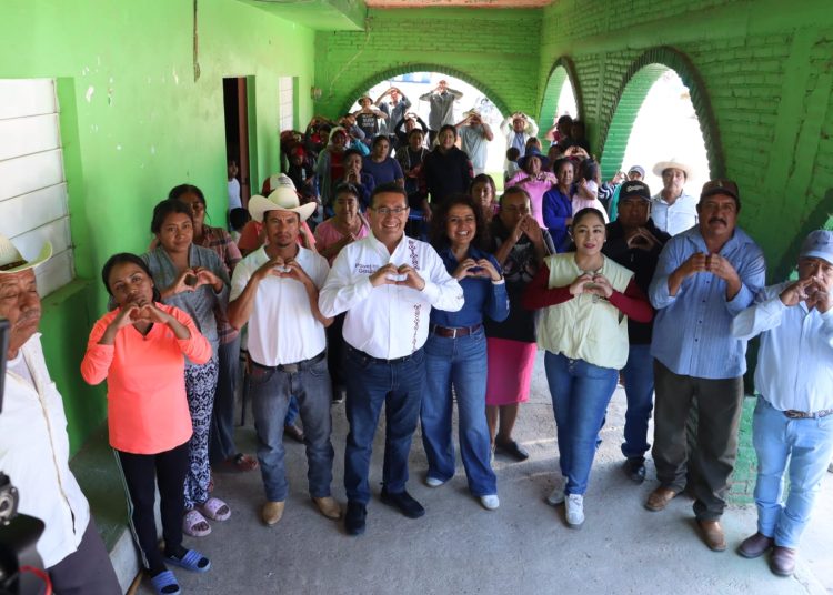 Pável Gaspar recorre la Mixteca poblana para impulsar obras