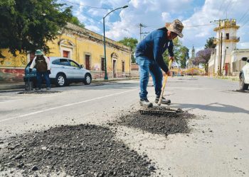 Gobierno de Juan Manuel Alonso mejora vialidades con bacheo en Texmelucan