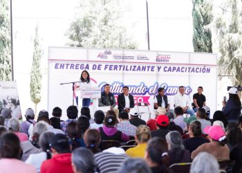 Lupita Cuautle encabeza segunda entrega de fertilizante a familias productoras