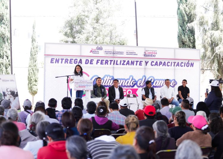 Lupita Cuautle encabeza segunda entrega de fertilizante a familias productoras