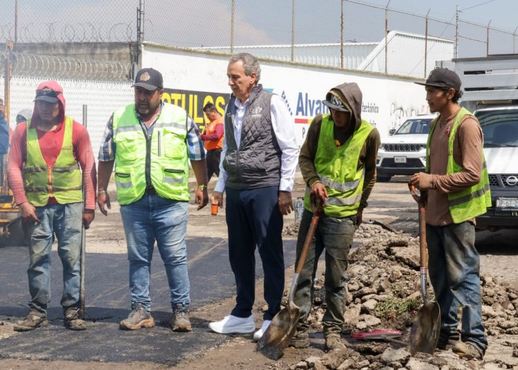 Pepe Chedraui supervisa trabajos de bacheo en San Pablo Xochimehuacan