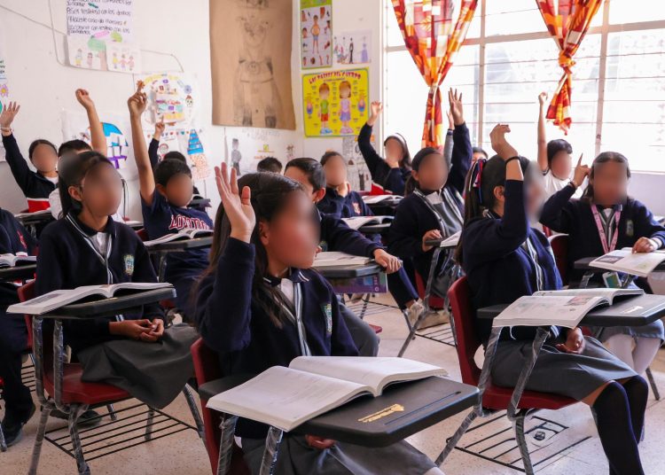 Regresan a clases más de 2 millones de estudiantes en Puebla