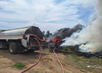 Controlan incendio de 200 llantas en San Pedro Cholula