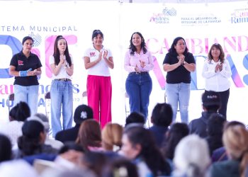 Lupita Cuautle entrega insumos médicos y de higiene con el programa “Cambiando Vidas”