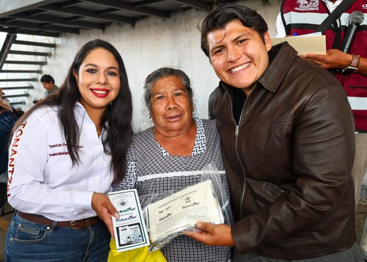 Tonantzin Fernández fortalece al campo cholulteca con entrega de biofertilizantes