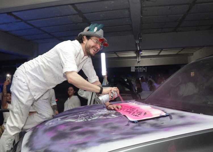 Neón, lujo y causa social: así se vivió el opening de Autoart World 2026
