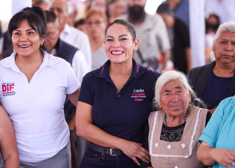 Entrega Lupita Cuautle apoyos funcionales que mejoran la vida de personas con discapacidad