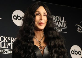 Juez rechaza solicitud de Cher para tutela de finanzas de su hijo