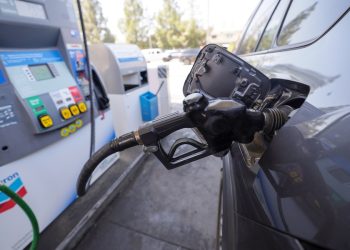 Gasolina sube a 4,08 dólares por galón desde 2022