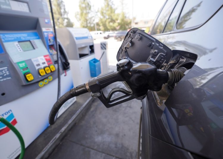 Gasolina sube a 4,08 dólares por galón desde 2022