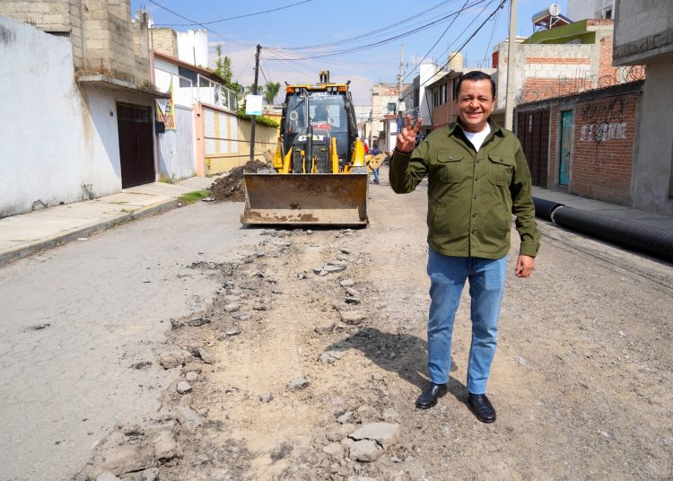 Rehabilitan drenaje y red de agua en calle Cofre de Perote en Texmelucan