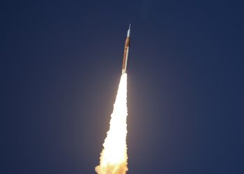 Artemis II supera minutos críticos tras despegue rumbo a la Luna