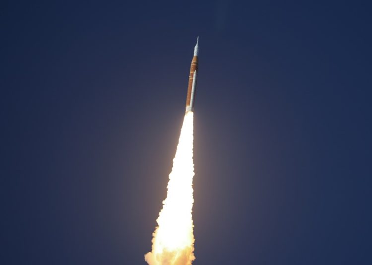 Artemis II supera minutos críticos tras despegue rumbo a la Luna