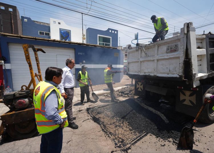 Pepe Chedraui refuerza programa de bacheo para mejorar la movilidad