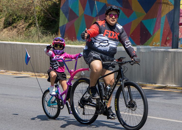 Celebra gobierno estatal a niñas y niños en la Vía Recreativa Metropolitana