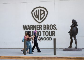 Creadores alertan que fusión Warner-Paramount dañará la industria