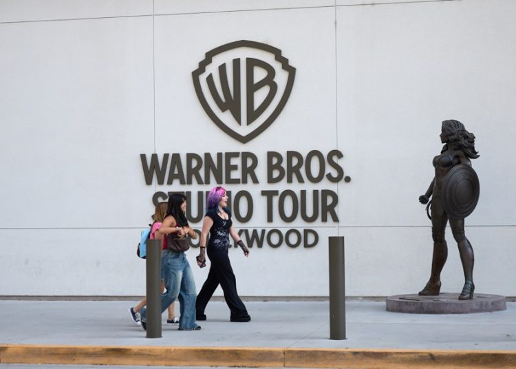 Creadores alertan que fusión Warner-Paramount dañará la industria