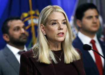 Trump destituye a la fiscal general, Pam Bondi