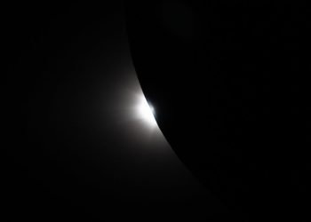 Publican imágenes de la Tierra y el eclipse solar tomadas por Artemis II