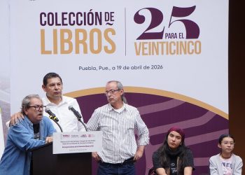 FCE reparte 3 mil libros de colección ‘25 para el 25’ en Puebla