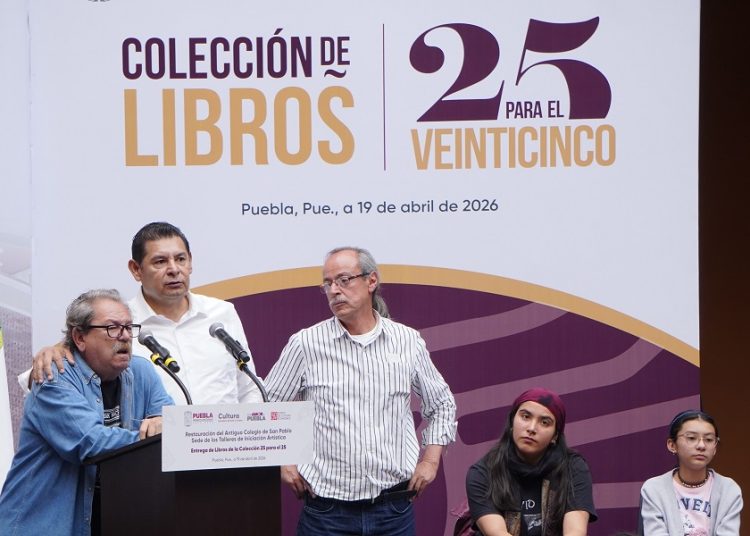 FCE reparte 3 mil libros de colección ‘25 para el 25’ en Puebla