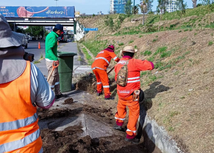 Refuerzan limpieza de cunetas pluviales en Bulevar Atlixcáyotl