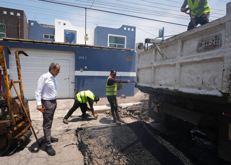 Supervisa Pepe Chedraui campaña de bacheo en San José Mayorazgo