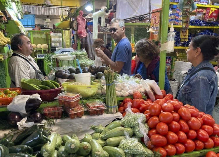 Suben líneas de pobreza por alza en alimentos