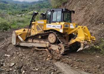 Reconstruye Gobierno de Puebla carretera en Pahuatlán por derrumbe menor