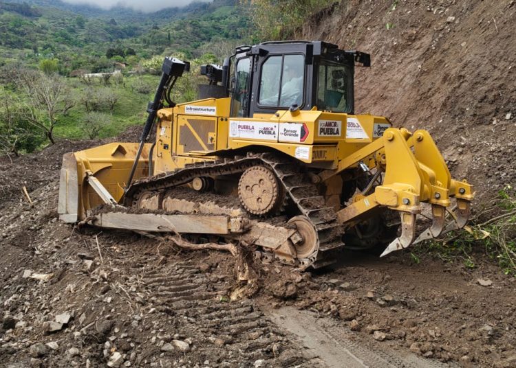 Reconstruye Gobierno de Puebla carretera en Pahuatlán por derrumbe menor